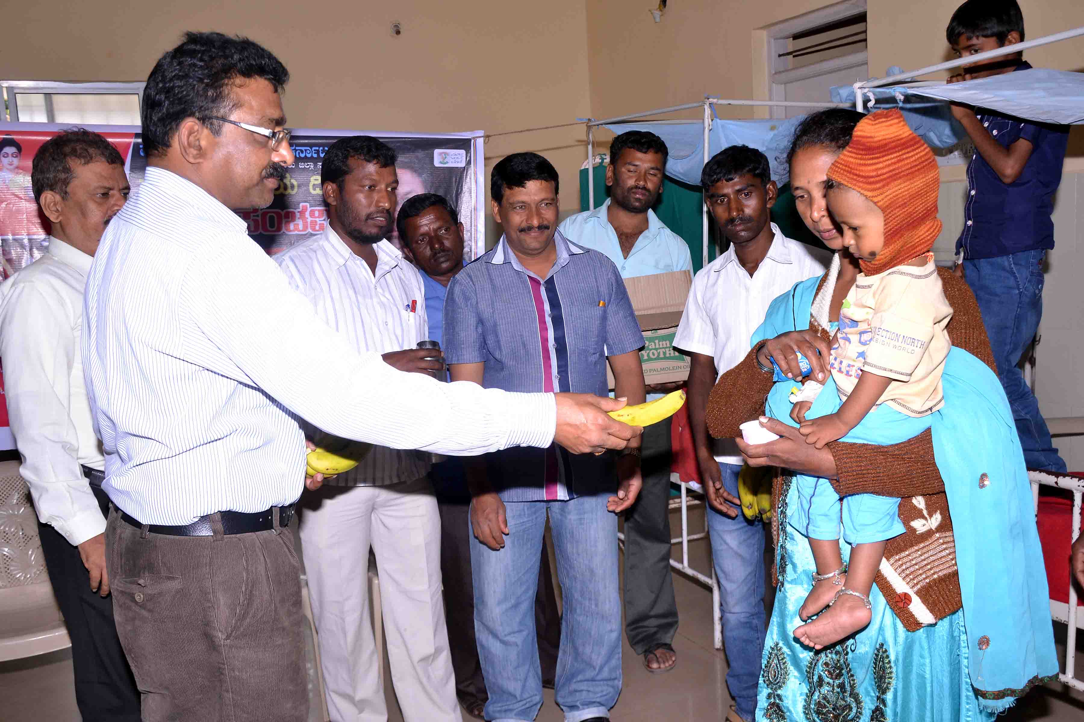 ಮಾನವ ಬಂಧುತ್ವ ವೇದಿಕೆಯಿಂದ ಆಸ್ಪತ್ರೆಯಲ್ಲಿ ಹಾಲು ವಿತರಣೆ